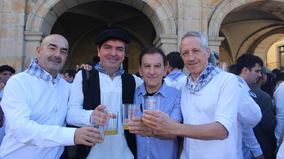 Herri Eguna transforma la plaza en una enorme sagardotegi al aire libre.