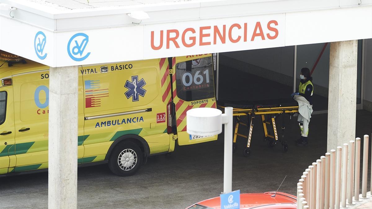 Ambulancia en el hospital Valdecilla de Santander, en una imagen de archivo.