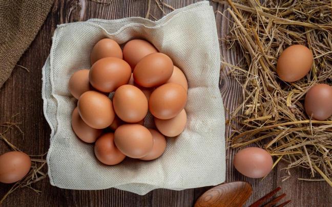 Cesto con huevos de gallina enteros.