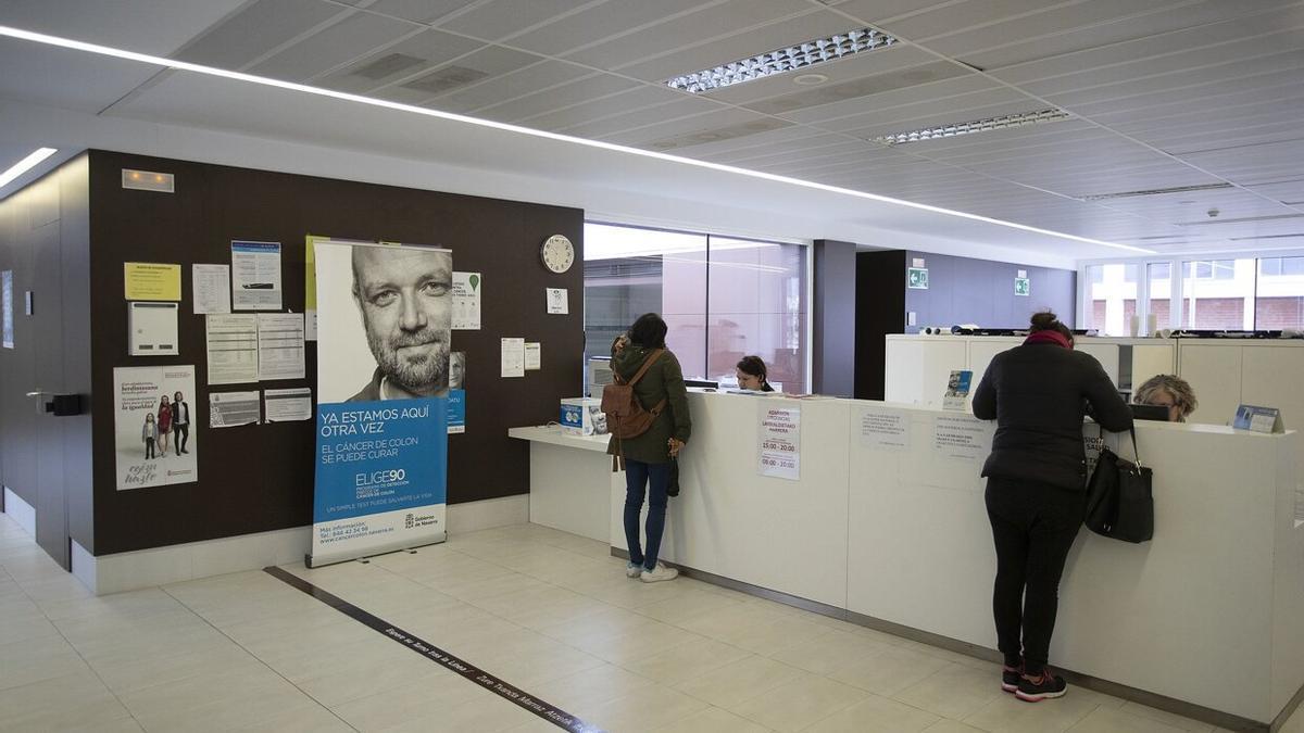 Dos personas, en el mostrador de admisión del Servicio de Urgencias Extrahospitalarias de Buztintxuri.