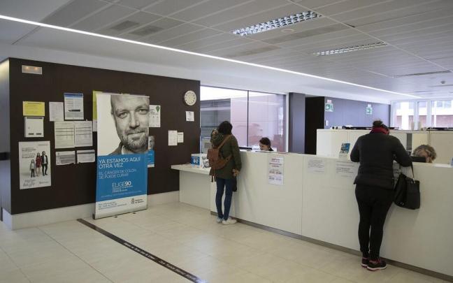 Dos personas, en el mostrador de admisión del Servicio de Urgencias Extrahospitalarias de Buztintxuri. Dos personas, en el mostrador de admisión del Servicio de Urgencias Extrahospitalarias de Buztintxuri.