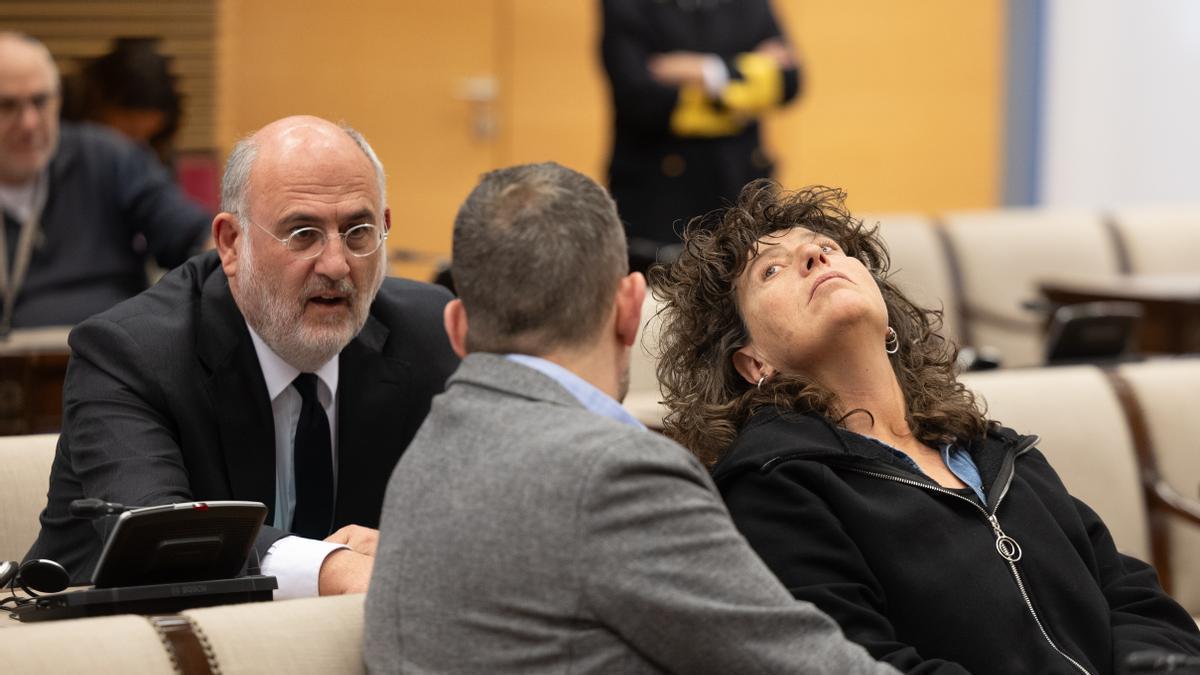 La diputada de ERC Teresa Jordà y el diputado de Junts, Eduard Pujol, durante la sesión de constitución de la Comisión de Investigación sobre el espionaje.