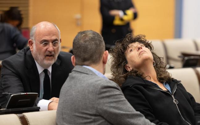 La diputada de ERC Teresa Jordà y el diputado de Junts, Eduard Pujol, durante la sesión de constitución de la Comisión de Investigación sobre el espionaje.