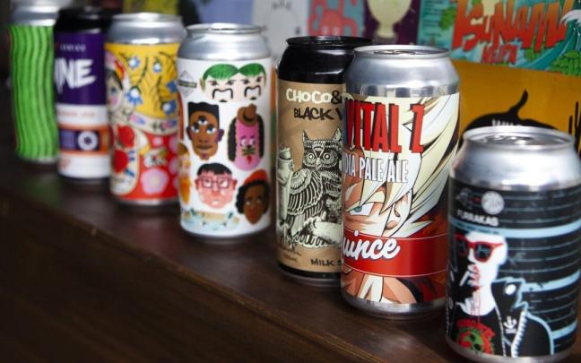 Latas de cerveza artesana en el almacén de Otsoak, en Gasteiz. Latas de cerveza artesana en el almacén de Otsoak, en Gasteiz.