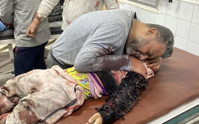 Un gazatí llora la muerte de su hija tras un bombardeo sobre la Franja.