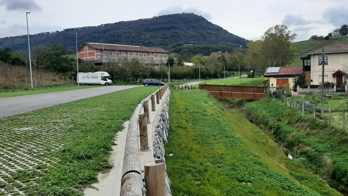 Arroyo Armuru descubierto en torno a ikastola Aresketa con nuevo vial y parking