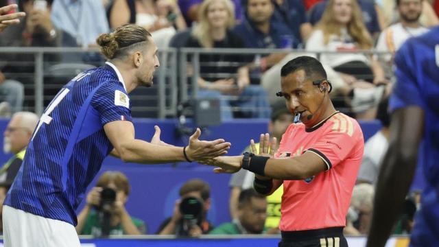 El salvadoreño Iván Barton, árbitro de la semifinal entre España y Francia, dialoga con Adrien Rabiot.