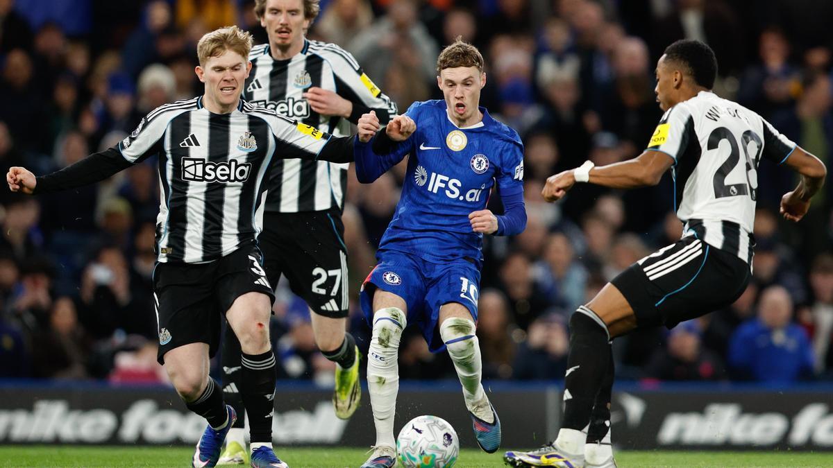 Cole Palmer trata de proteger la posesión durante el encuentro entre el Chelsea y el Newcastle.