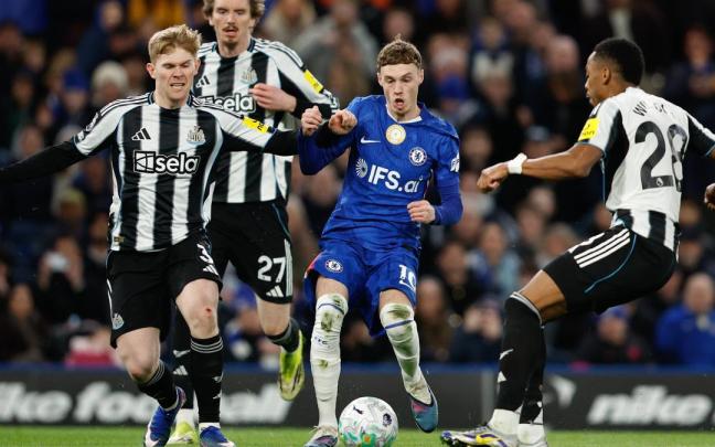 Cole Palmer trata de proteger la posesión durante el encuentro entre el Chelsea y el Newcastle.