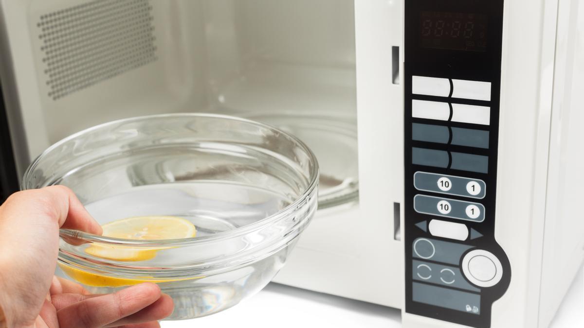 Recupera tu máscara de pestañas seca o corta cebolla sin llorar: siete usos del microondas que no conocías