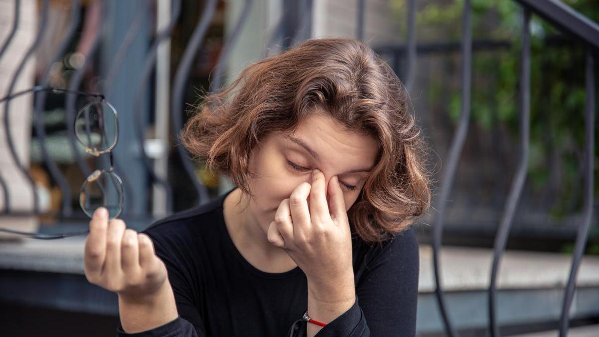 Una mujer presenta síntomas propios de la conjuntivitis