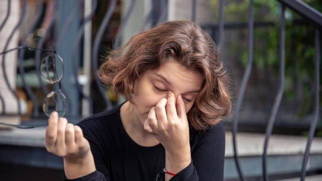 Una mujer presenta síntomas propios de la conjuntivitis