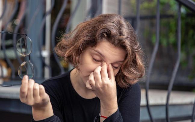 Una mujer presenta síntomas propios de la conjuntivitis