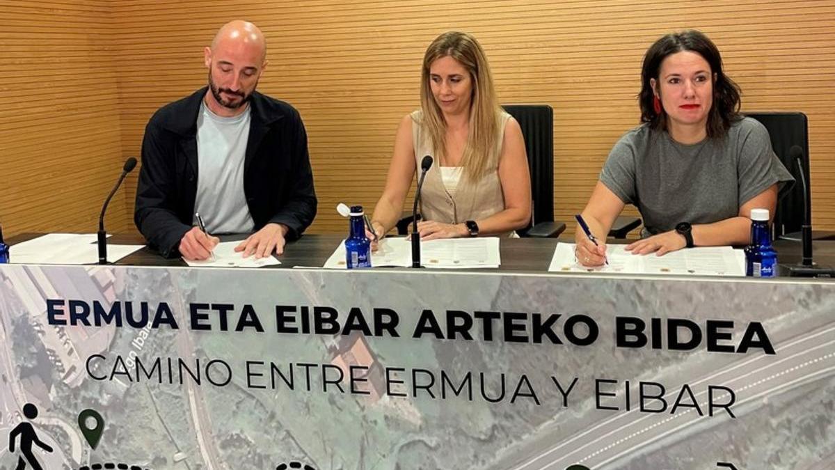 Jon Iraola, Beatriz Gamiz y Eneritz Azpitarte, durante la firma del convenio que busca impulsar la mejora de la conectividad entre Eibarl, Zaldibar y Ermua.