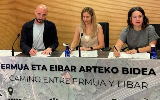 Jon Iraola, Beatriz Gamiz y Eneritz Azpitarte, durante la firma del convenio que busca impulsar la mejora de la conectividad entre Eibarl, Zaldibar y Ermua.