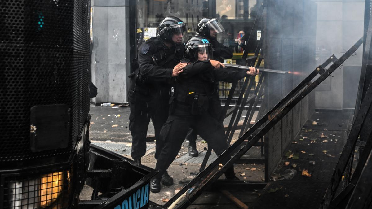 Batalla campal en las calles de Argentina tras la aprobación de la ley estrella de Milei