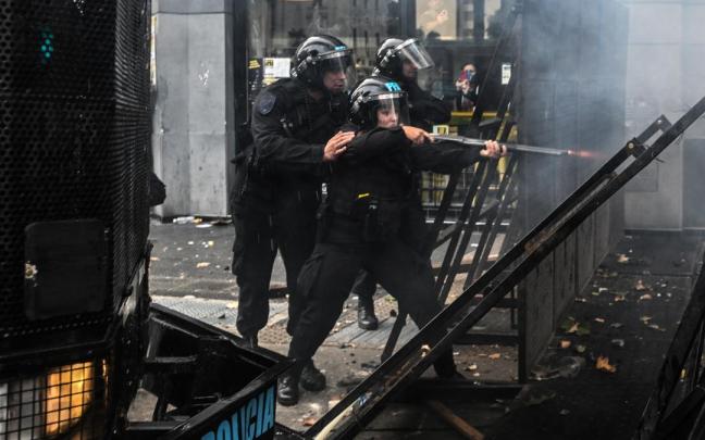 Batalla campal en las calles de Argentina tras la aprobación de la ley estrella de Milei