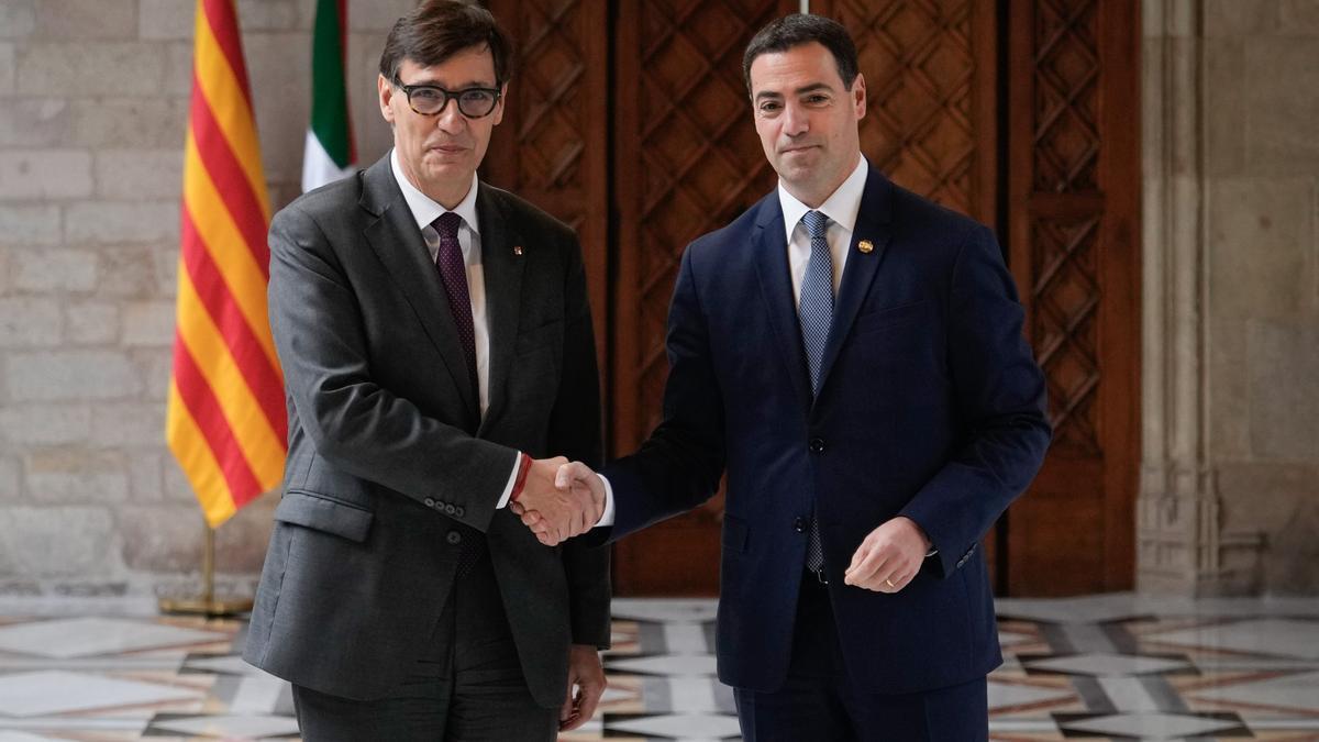 El lehendakari, Imanol Pradales, con el president de la Generalitat, el socialista Salvador Illa, el pasado mes de enero