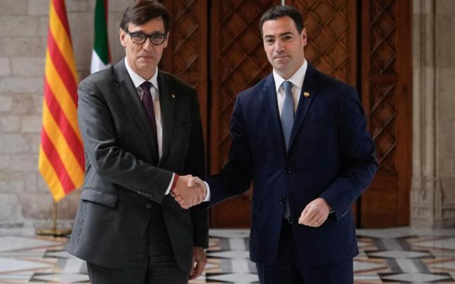 El lehendakari, Imanol Pradales, con el president de la Generalitat, el socialista Salvador Illa, el pasado mes de enero