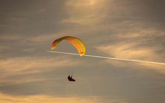 Imagen de archivo de un parapente.