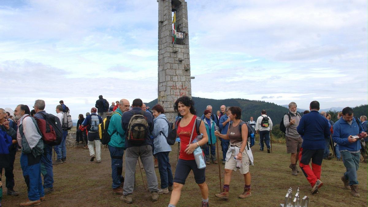 Montañeros en la cima del Besaide