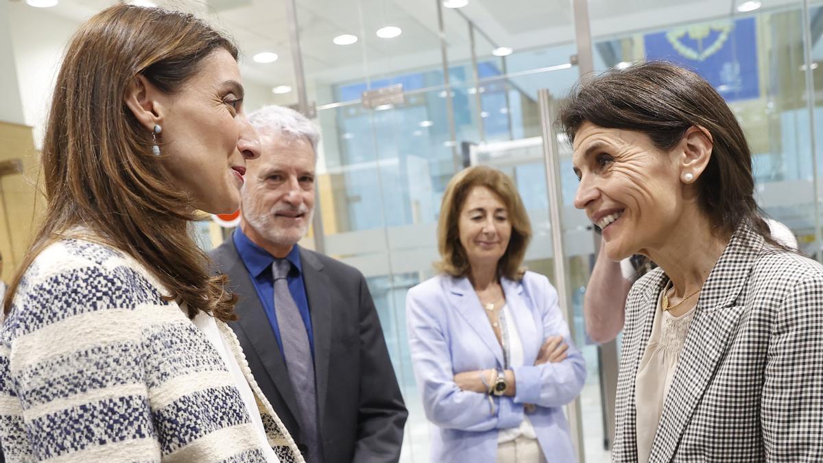 La consejera de Igualdad, Justicia y Políticas Sociales saluda a la ministra de Justicia durante la apertura del 37 Congreso de Juezas y Jueces para la Democracia.