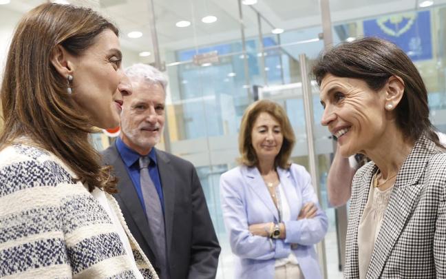 La consejera de Igualdad, Justicia y Políticas Sociales saluda a la ministra de Justicia durante la apertura del 37 Congreso de Juezas y Jueces para la Democracia. La consejera de Igualdad, Justicia y Políticas Sociales saluda a la ministra de Justicia durante la apertura del 37 Congreso de Juezas y Jueces para la Democracia.