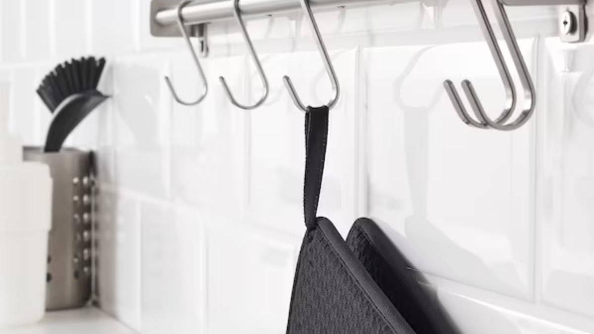 NYSKÖLJD, alfombrilla escurreplatos de color gris oscuro colgada en la pared