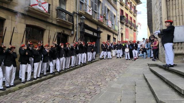 Herria realiza una de las descargas durante la Solemne Misa por los caídos en el Glorioso Sitio de Hondarribia de 1638