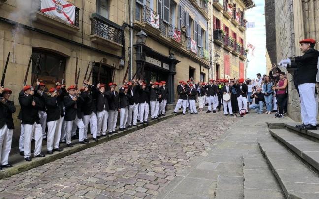 Herria realiza una de las descargas durante la Solemne Misa por los caídos en el Glorioso Sitio de Hondarribia de 1638