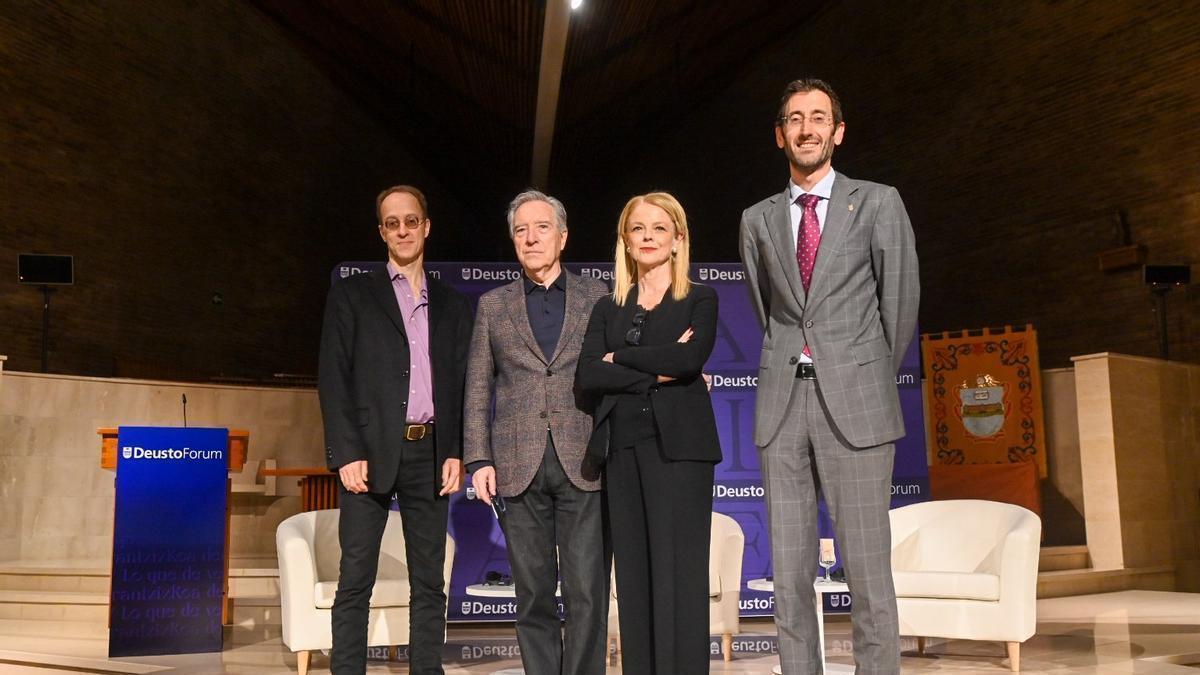 Roane Carey, Iñaki Gabilondo, María Pilar Rodríguez y Xabier Riezu, el pasado viernes en Donostia. Foto: Arnaitz Rubio