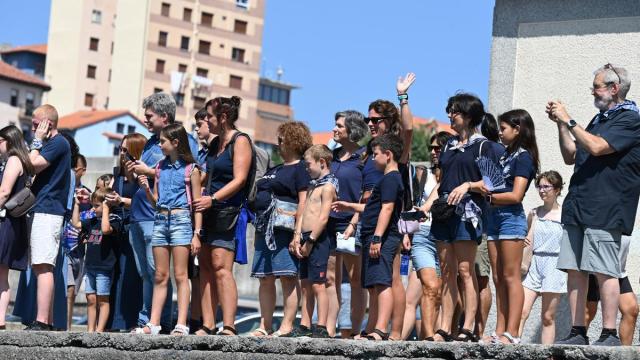 Las y los bermeotarras esperan en el puerto la llegada los barcos