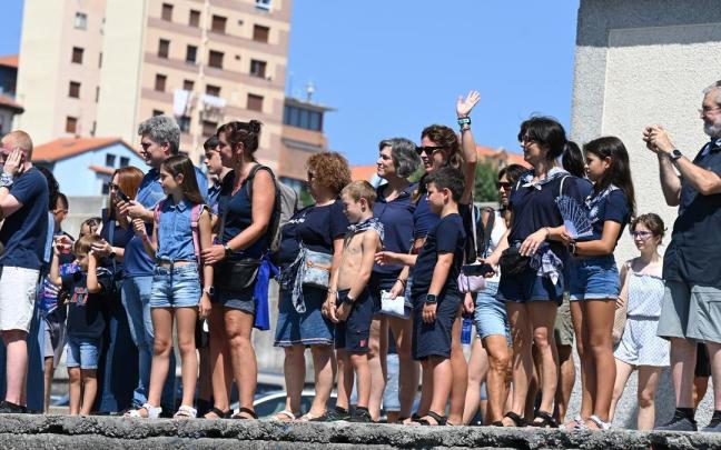 Las y los bermeotarras esperan en el puerto la llegada los barcos