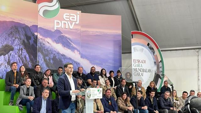 En imágenes: El PNV celebra el Aberri Eguna en la Plaza Nueva de Bilbao / Miguel Acera En imágenes: El PNV celebra el Aberri Eguna en la Plaza Nueva de Bilbao