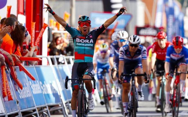 Sergio Higuita celebra la victoria en Amorebieta