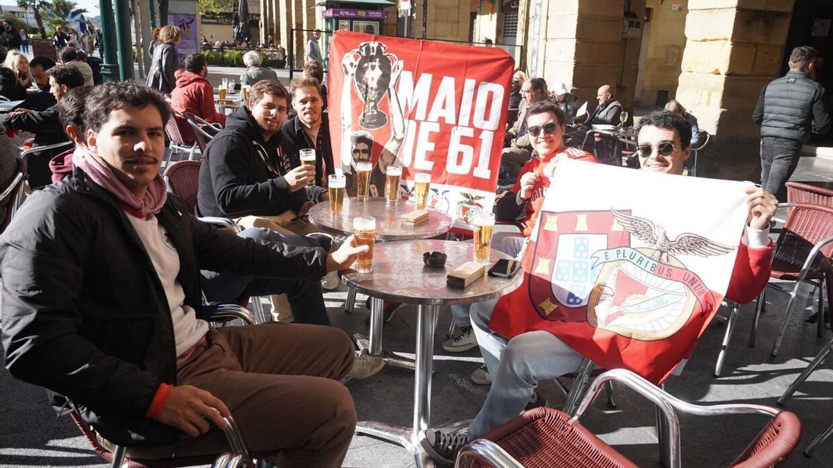 Los aficionados del Benfica se dejan notar en Donostia. / RUBEN PLAZA