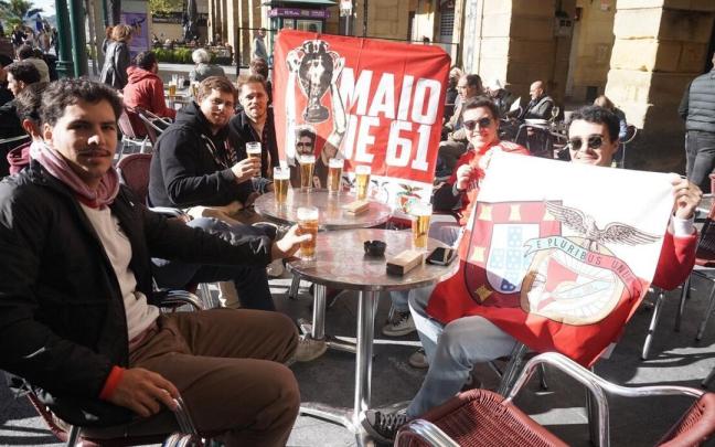 Los aficionados del Benfica se dejan notar en Donostia. / RUBEN PLAZA