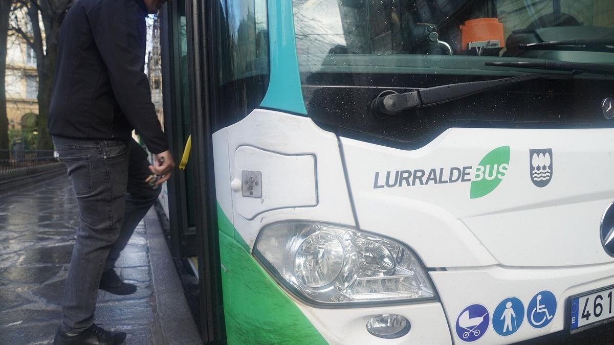 Un autobús de Lurraldebus.