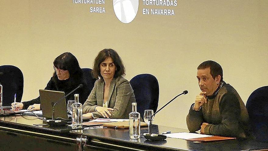Jeannette Ruiz, Laura Pego y Jorge Txokarro, durante la presentación pública del informe. | FOTO: JAVIER BERGASA
