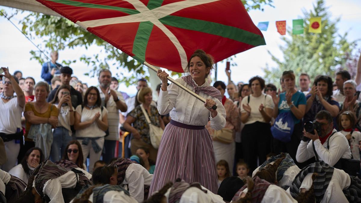 Fotos de fiestas de Berriozar: bandeo, repique de campanas y mayordomos en el pueblo viejo