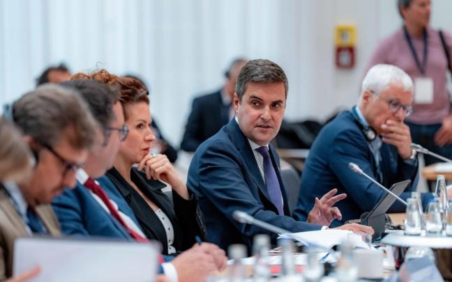 El encuentro ha reunido a medio centenar de profesionales, directivos y técnicos vascos de la automoción y empresas.