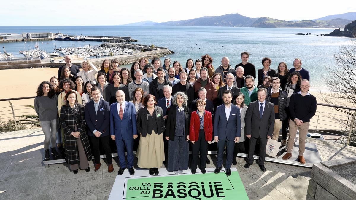 Imagen de archivo de una representación del sector cultural vasco y la viceconsejera primera y consejera Ibone Bengoetxea.