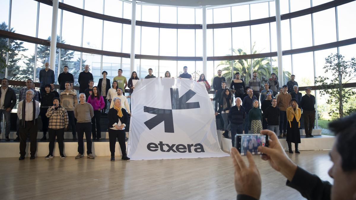 Representantes de la sociedad vasca muestran el logo para pedir el traslado a sus lugares de origen de los reclusos de ETA.