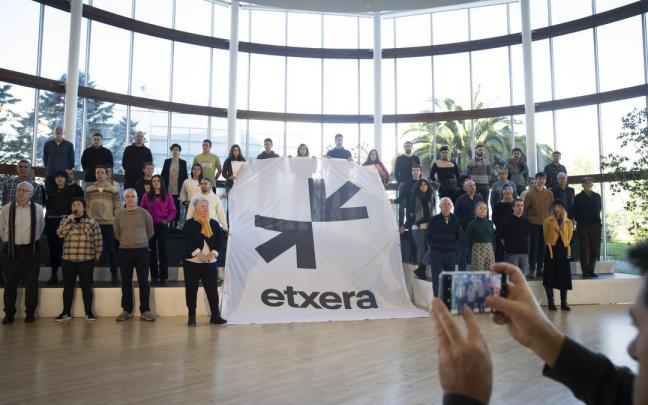 Representantes de la sociedad vasca muestran el logo para pedir el traslado a sus lugares de origen de los reclusos de ETA.