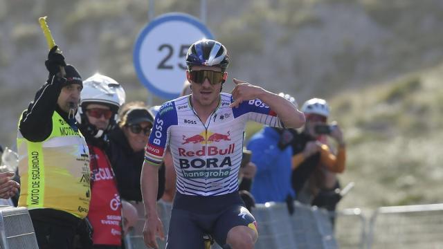 Remco Evenepoel celebra con un gesto que emula una llamada por teléfono la victoria en uno de los trofeos de la Challenge de Mallorca.