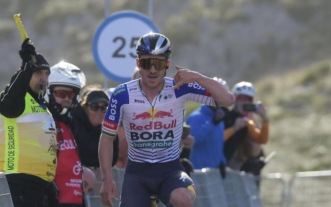 Remco Evenepoel celebra con un gesto que emula una llamada por teléfono la victoria en uno de los trofeos de la Challenge de Mallorca.