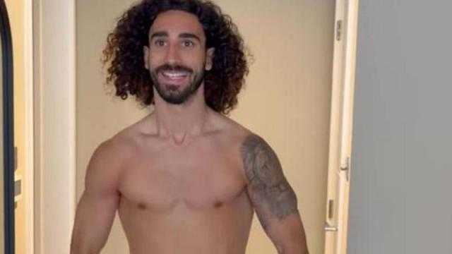 Cucurella, durante la sesión de tatuaje.