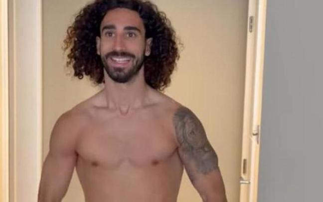 Cucurella, durante la sesión de tatuaje.