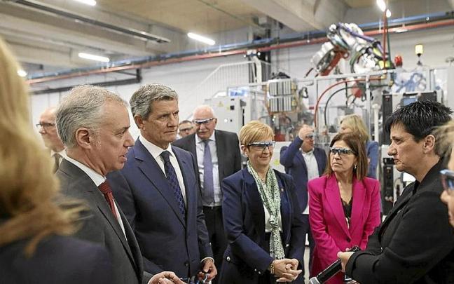 Urkullu, el presidente de Gestamp, Antonio Riberas, Tapia e Izaskun Bilbao, ayer en AIC. | FOTO: BORJA GUERRERO Urkullu, el presidente de Gestamp, Antonio Riberas, Tapia e Izaskun Bilbao, ayer en AIC. | FOTO: BORJA GUERRERO