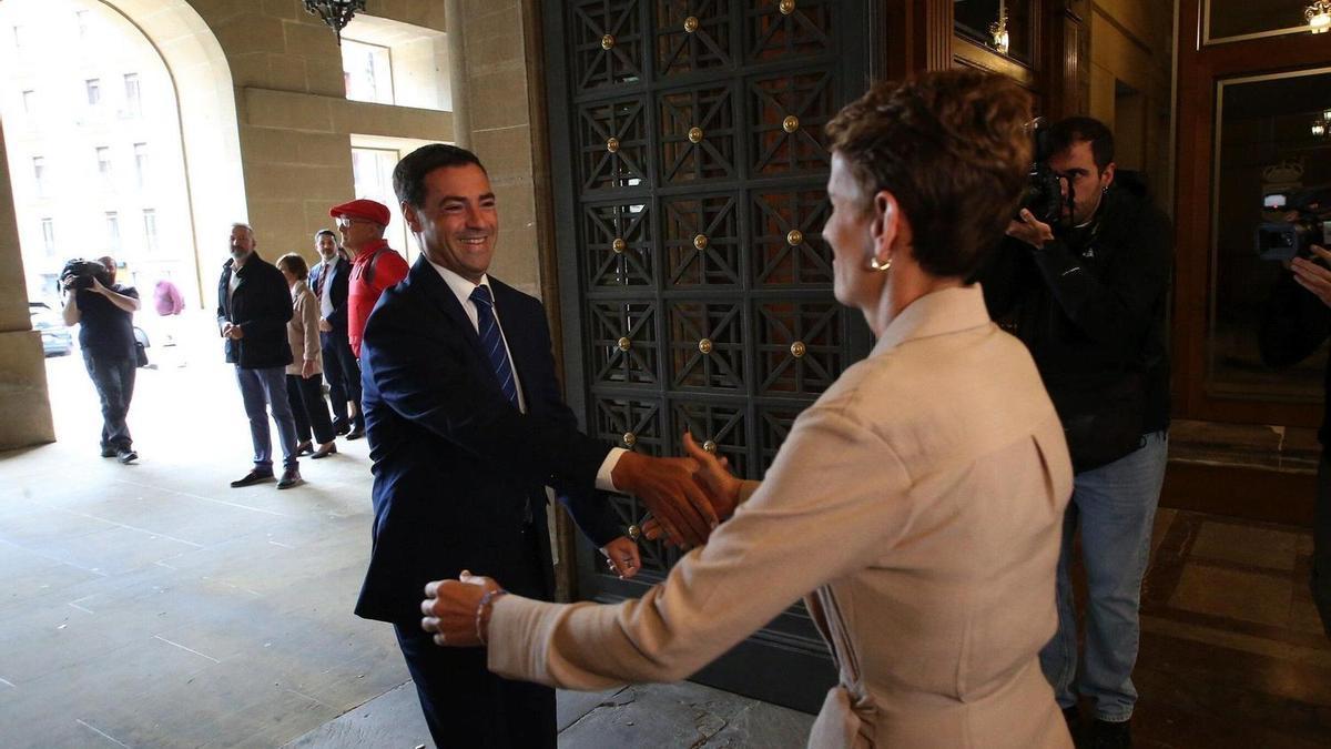 El lehendakari, Imanol Pradales, con la presidenta navarra, María Chivite